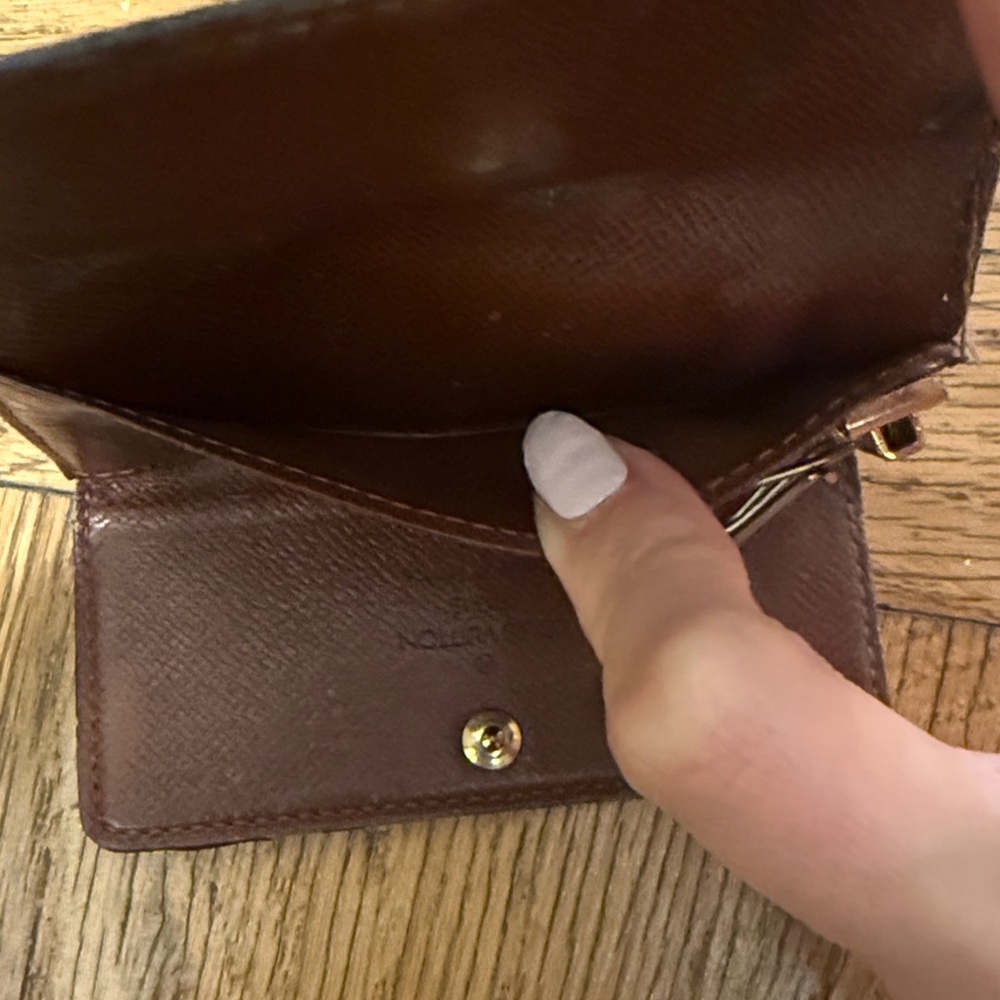 Louis Vuitton Monogram 4 Key Holder - Picture 5 of 9